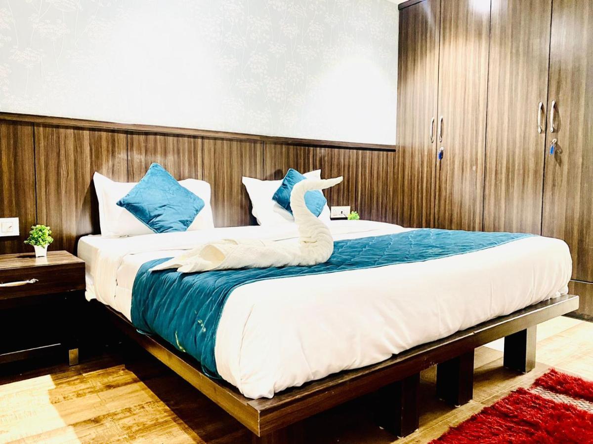 Qotel Hotel Rajouri Garden Above Ritu Marbles, Near Rajouri Garden Metro Station-Couple Friendly New Delhi Exterior photo