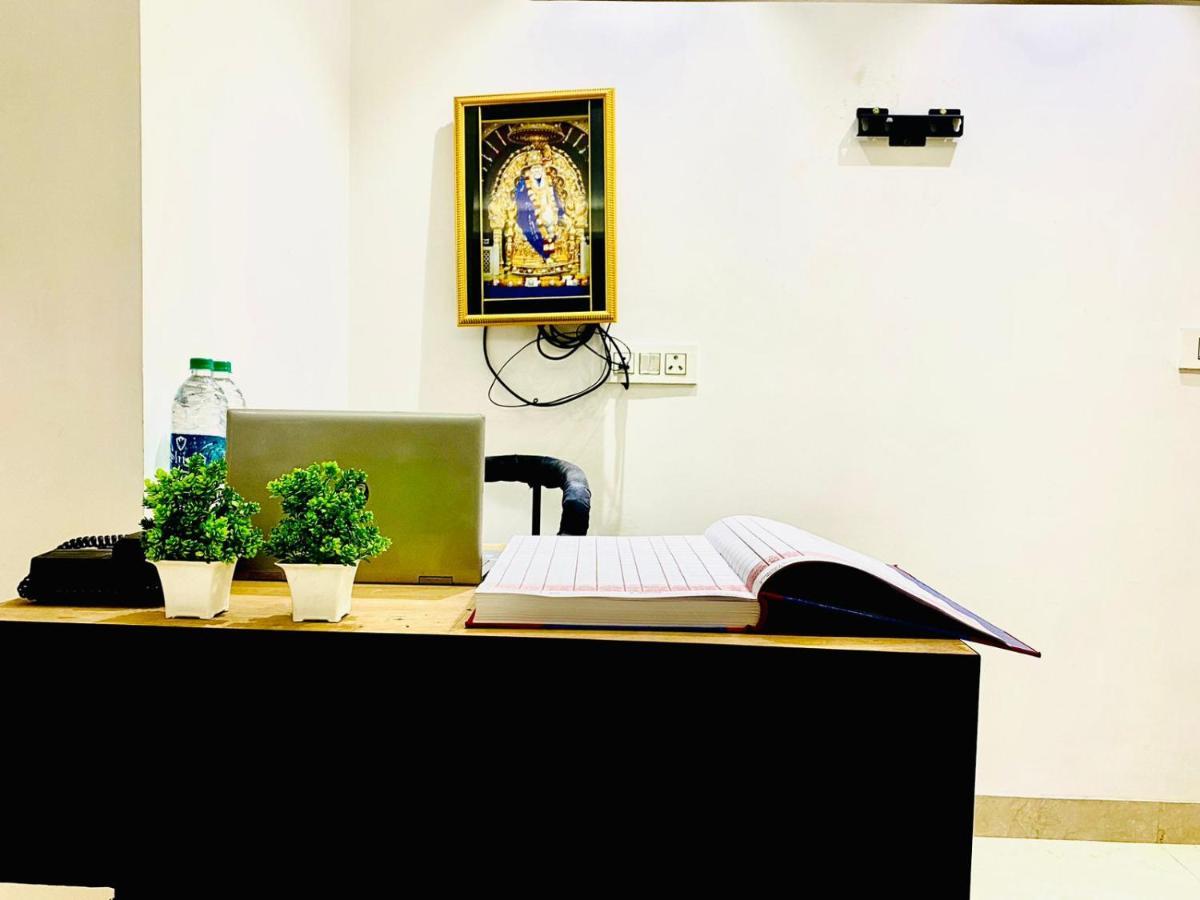 Qotel Hotel Rajouri Garden Above Ritu Marbles, Near Rajouri Garden Metro Station-Couple Friendly New Delhi Exterior photo